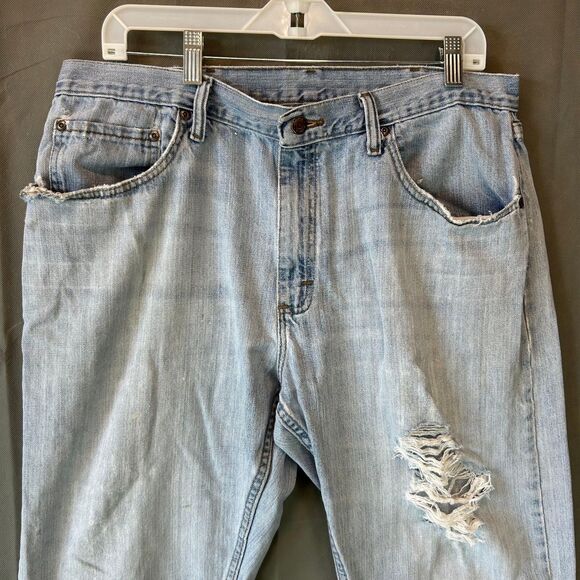 Wrangler Relaxed Fit Jeans Men’s Size 36x30 Blue Light Wash Distressed Denim - Picture 1 of 10